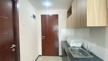 Fridge, microwave, stovetop, cookware/dishes/utensils