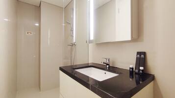 Room | Bathroom | Shower, free toiletries, towels