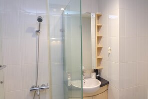 Shower, free toiletries, towels, soap