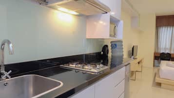 Kjøleskap, mikrobølgeovn, kokeplater og vannkoker