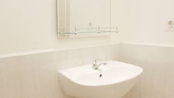 Ducha, artículos de tocador gratuitos, toallas, jabón