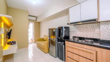 Quarto | Cozinha privada | Geladeira, cooktop, talheres/pratos/utensílios de cozinha