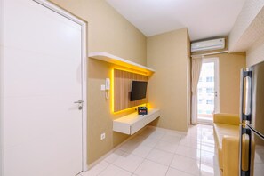 TV - Well Designed 2Br Apartment At Springlake Summarecon Bekasi (Bekasi)