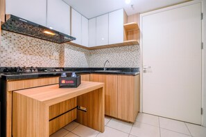 Refrigerador, parrilla de estufa y utensilios de cocina 