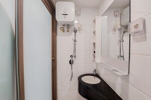 Quarto | Banheiro | Chuveiro, produtos de toalete grátis, toalhas de banho 