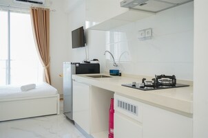 Quarto | Cozinha privada | Geladeira, cooktop, talheres/pratos/utensílios de cozinha