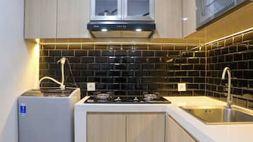 Lemari es, kompor, dan peralatan masak/sendok-piring