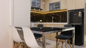 Lemari es, kompor, dan peralatan masak/sendok-piring