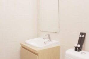 Quarto | Banheiro | Chuveiro, produtos de toalete grátis, toalhas de banho, sabonete