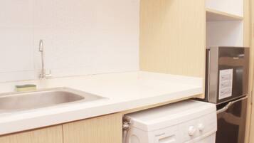 Fridge, stovetop, electric kettle, cookware/dishes/utensils
