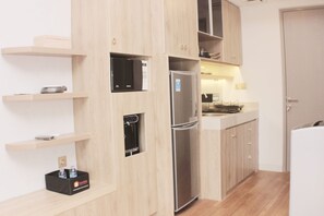 Réfrigérateur, four à micro-ondes, surface de cuisson