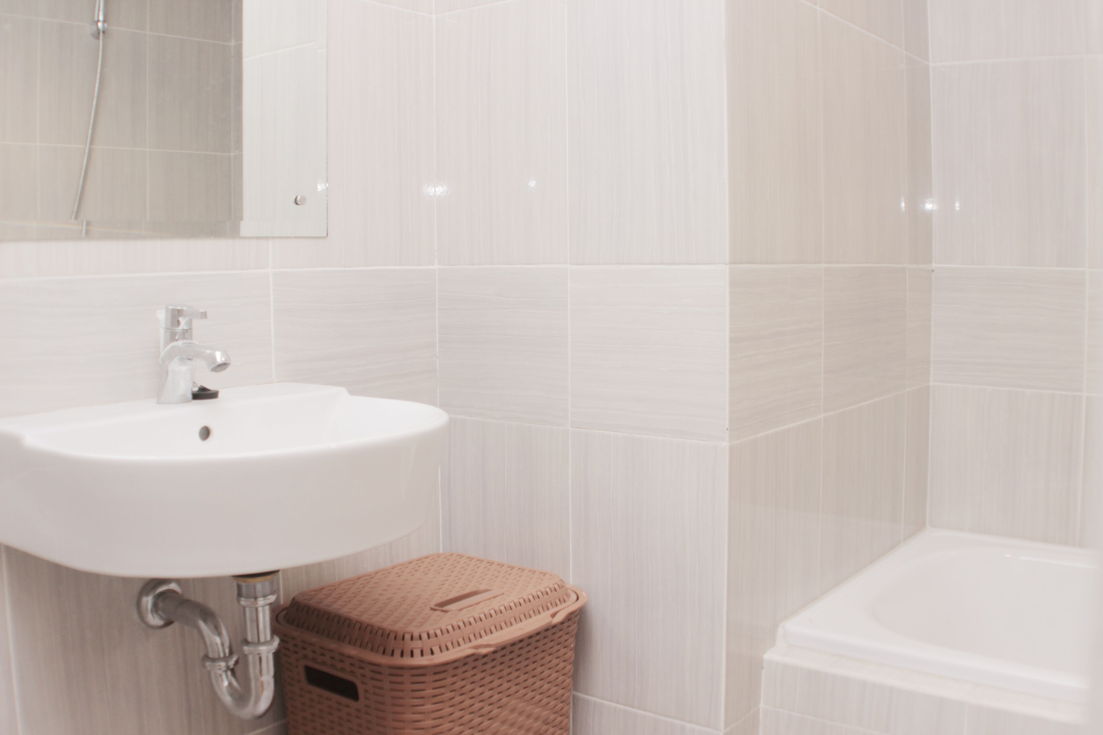 Kamer | Badkamer | Een douche, gratis toiletartikelen, handdoeken, zeep