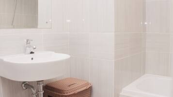 Kamer | Badkamer | Een douche, gratis toiletartikelen, handdoeken, zeep