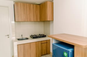 Fridge, stovetop, cookware/dishes/utensils