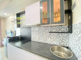 Frigorífico, placa de cocina y utensilios de cocina