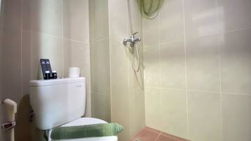 Quarto | Banheiro | Chuveiro, produtos de toalete grátis, toalhas de banho