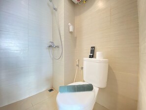Een douche, gratis toiletartikelen, handdoeken, zeep
