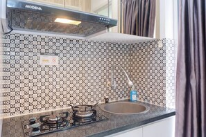 Room | Private kitchen | Fridge, stovetop, cookware/dishes/utensils - Cozy And Best Deal 2Br Bassura City Apartment (Jakarta)