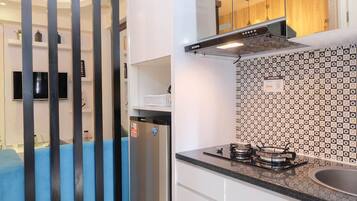 Refrigerador, placa de cocina, utensilios de cocina