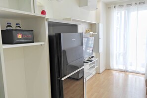 TV - Cozy Stay And Homey 2Br Vida View Apartment (Makassar)