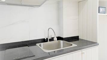 Kamar | Dapur pribadi | Lemari es, kompor, dan peralatan masak/sendok-piring