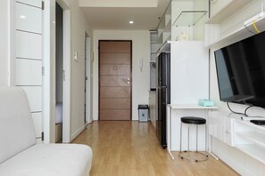 TV - Cozy Stay And Homey 2Br Vida View Apartment (Makassar)
