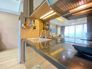 Kjøleskap, kokeplater og kjøkkenutstyr