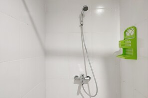 Ducha, artículos de higiene personal gratuitos, toallas y jabón