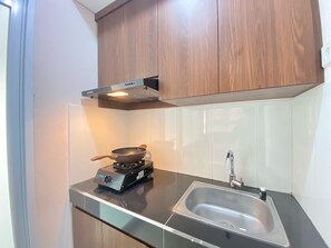 Fridge, stovetop, electric kettle, cookware/dishes/utensils - Classic Luxurious 1Br Apartment At Gateway Pasteur Bandung (Cimahi)