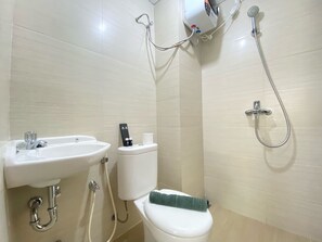 Quarto | Banheiro | Chuveiro, produtos de toalete grátis, toalhas de banho, sabonete