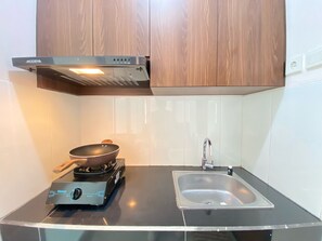 Room | Private kitchen | Fridge, stovetop, electric kettle, cookware/dishes/utensils - Classic Luxurious 1Br Apartment At Gateway Pasteur Bandung (Cimahi)