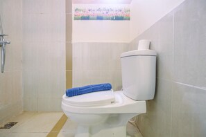 Shower, free toiletries, towels, soap - Simply And Homey Studio Meikarta Apartment (Cikarang)