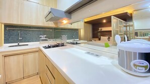 Eine moderne Küche mit Holzausstattung, einem Gasherd und einer großen Arbeitsfläche.