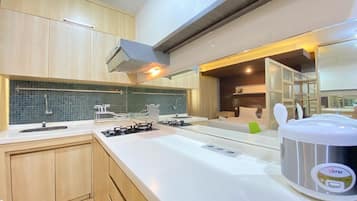 Køleskab, kogeplade, elkedel, køkkentøj/tallerkener/redskaber