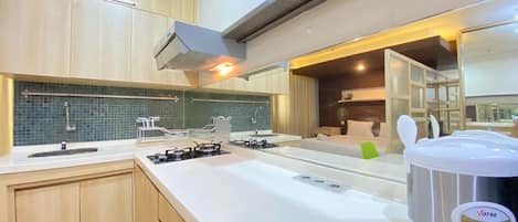 冷蔵庫、コンロ、電気ポット、調理器具と食器