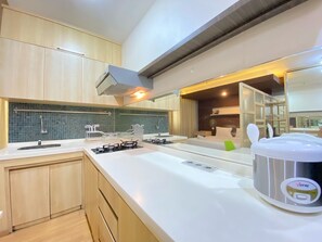 Fridge, stovetop, electric kettle, cookware/dishes/utensils - Spacious Studio Room At Gateway Ahmad Yani Cicadas Apartment (Bandung)