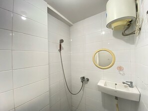 Room | Bathroom | Shower, free toiletries, towels, soap - Spacious Studio Room At Gateway Ahmad Yani Cicadas Apartment (Bandung)