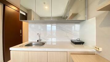 Lemari es, kompor, ketel listrik, dan peralatan masak/sendok-piring