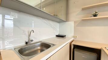 Refrigerador, parrilla de estufa y tetera eléctrica