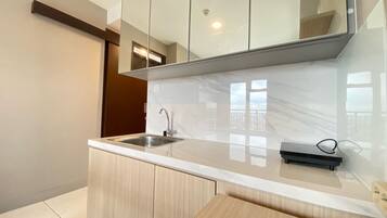 Frigorifero, piano cottura, bollitore elettrico