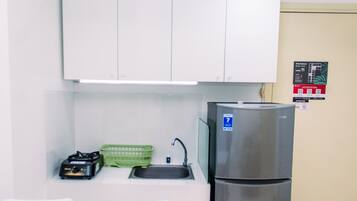 Room | Private kitchen | Fridge, stovetop, cookware/dishes/utensils