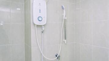 Chuveiro, produtos de toalete grátis, toalhas de banho