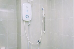Shower, free toiletries, towels