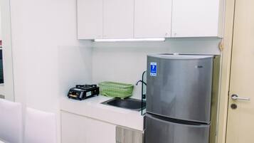 Fridge, stovetop, cookware/dishes/utensils