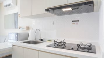 Kühlschrank, Herdplatte, Kochgeschirr/Geschirr/Besteck