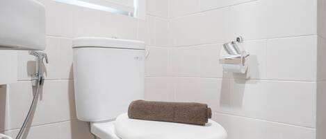 Suihku, ilmaiset hygieniatuotteet, pyyhkeet