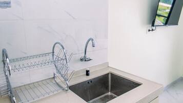 Refrigerador, parrilla de estufa y tetera eléctrica