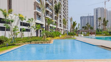 Una piscina al aire libre