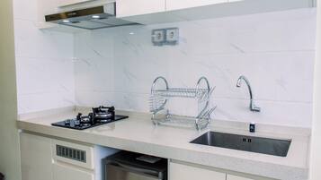 Habitación | Cocina privada | Frigorífico, placa de cocina, hervidor eléctrico y utensilios de cocina