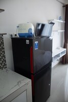 Habitación | Cocina privada | Frigorífico, placa de cocina y utensilios de cocina